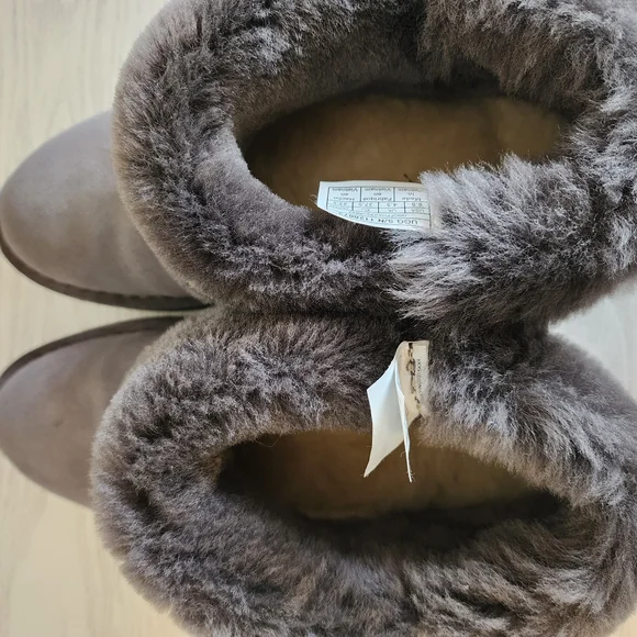 UGG Gray Winter Boots with Suede Finish - Picture 6 of 8